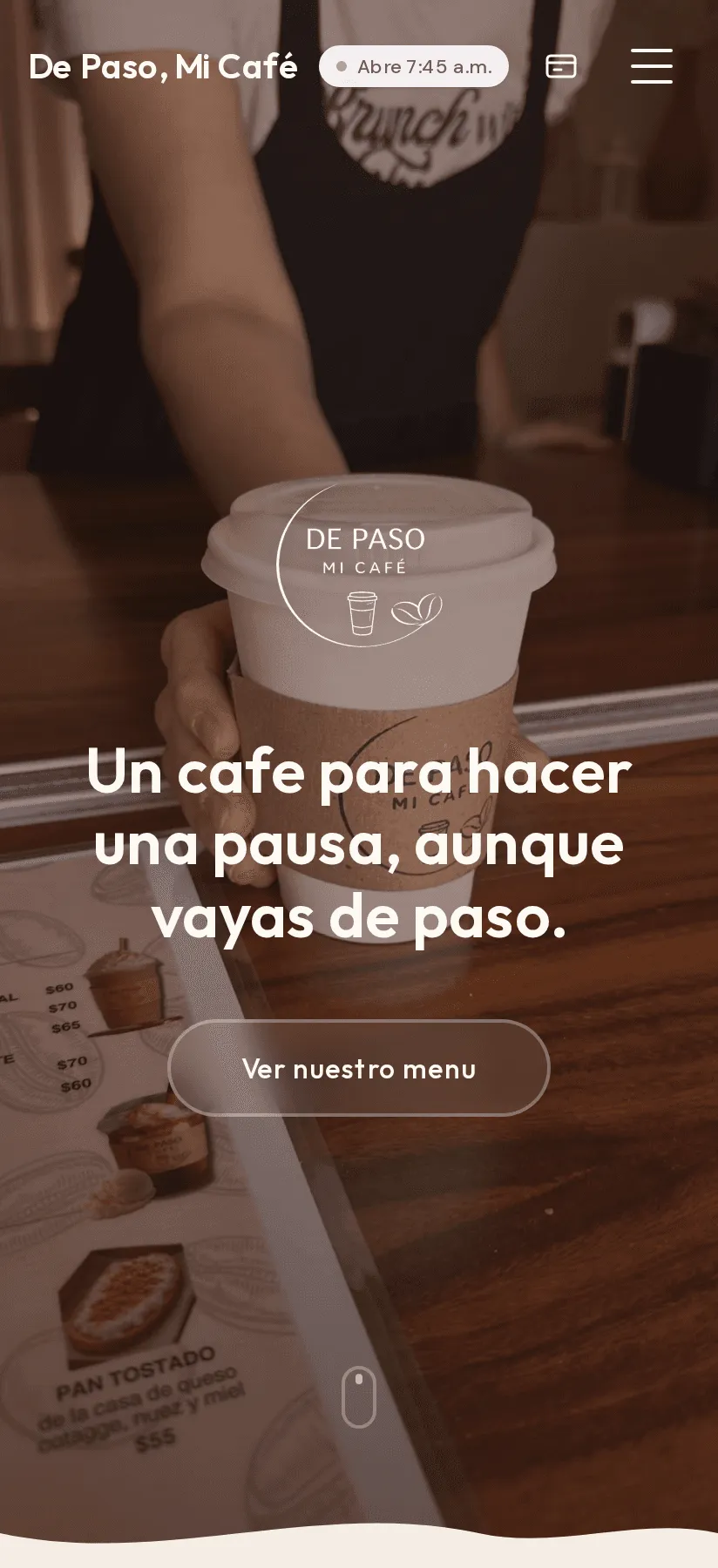 depasomicafe.com en un celular: la carta de De Paso, Mi Café con su tarjeta de sellos y botón de menú