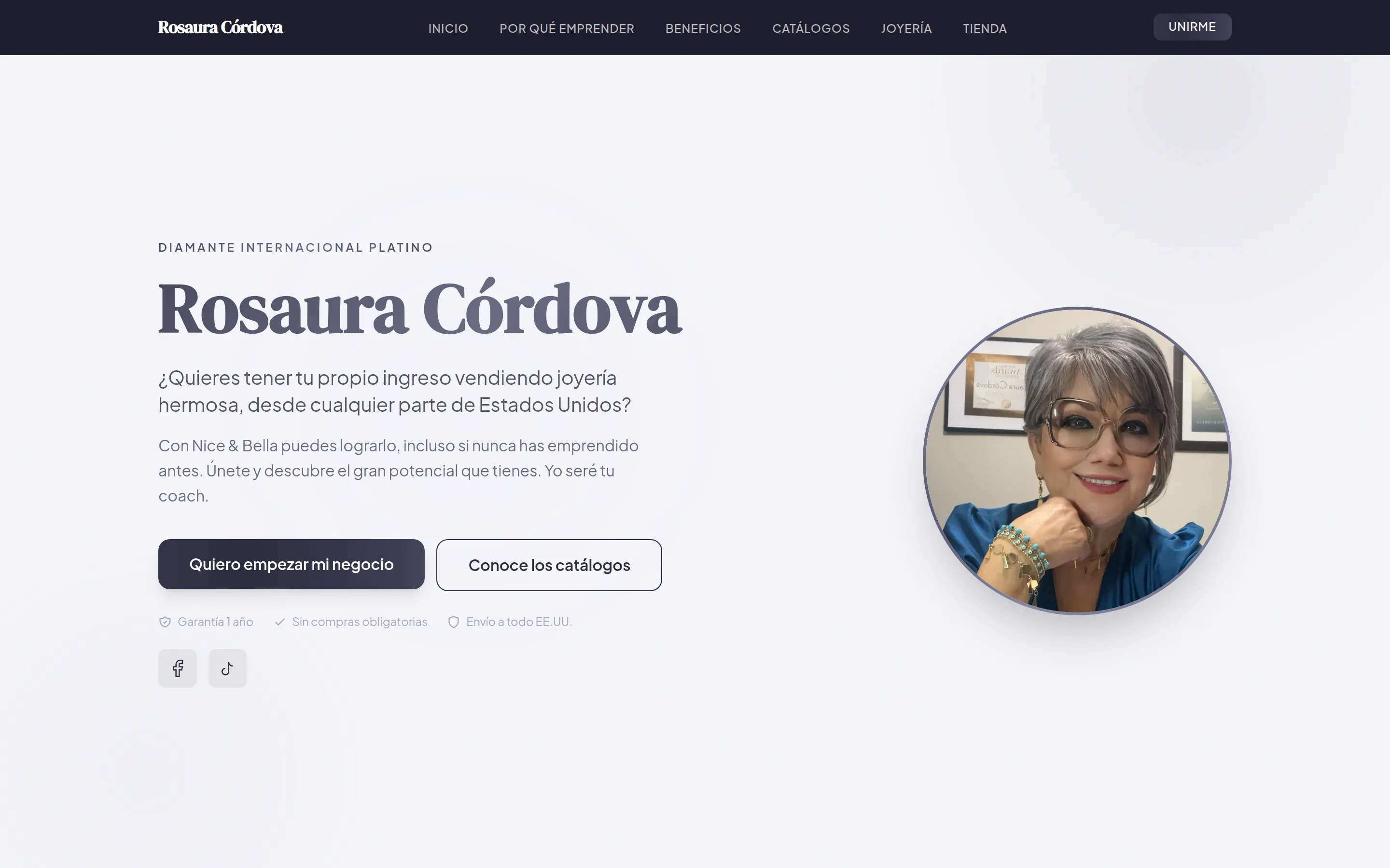 Portada de rosauracordova.com: foto real de Rosaura Córdova, Diamante Internacional Platino, en su tema platino, con botones de WhatsApp