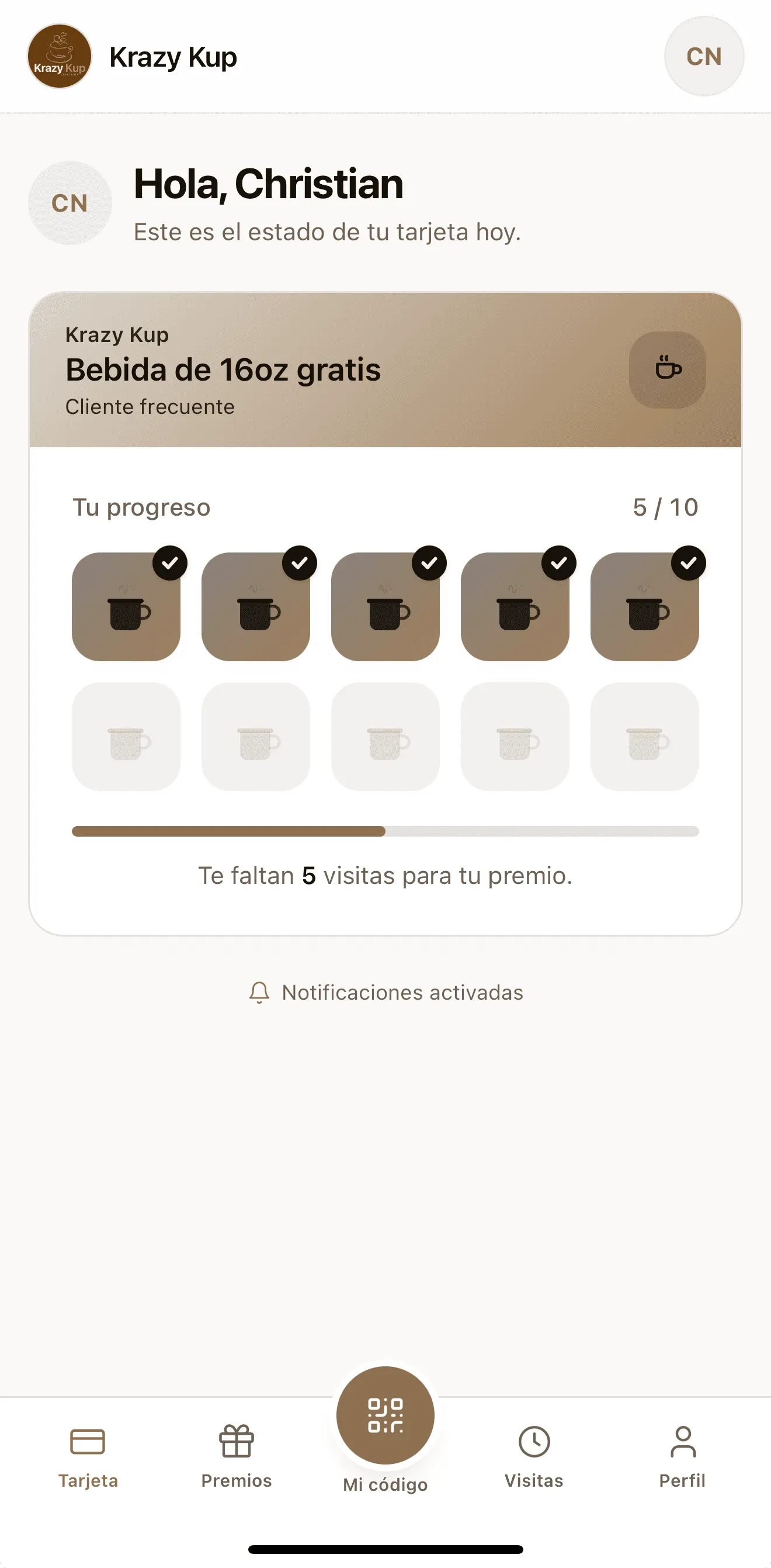 La tarjeta de sellos de Krazy Kup en el celular del cliente: 5 de 10 visitas hacia una bebida gratis, con notificaciones y código QR